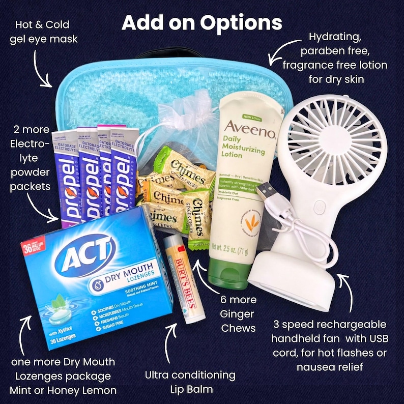 Puede incluir: Una colecci&oacute;n de art&iacute;culos de cuidado personal, que incluye una bolsa de cosm&eacute;ticos azul, paquetes de polvo de electrolitos, caramelos de jengibre, loci&oacute;n, b&aacute;lsamo labial, pastillas para la boca seca y un ventilador de mano recargable con cable USB. La imagen incluye el texto "Add on Options".