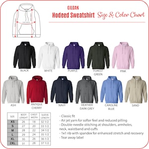 K&ouml;nnte beinhalten: Farbkarte f&uuml;r Gildan Kapuzenpullover in verschiedenen Farben, darunter Schwarz, Wei&szlig;, Lila, Waldgr&uuml;n, Rosa, Asche, Antikes Kirschrot, Marine, Dunkelgrau meliert, Caroline Blau und Sand. Die Tabelle zeigt die Gr&ouml;&szlig;e, die K&ouml;rperl&auml;nge, die Brustweite und die &Auml;rmell&auml;nge in Zoll.