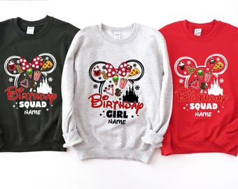 Puede incluir: Tres sudaderas en negro, gris y rojo, cada una con un diseño gráfico. El diseño incluye un lazo, iconos de comida, un castillo y el texto "BIRTHDAY GIRL NAME" o "BIRTHDAY SQUAD NAME".