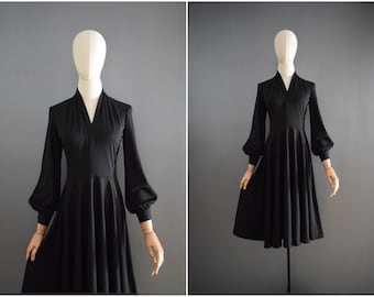 Vintage 1970s Schwarzes Langarm Fit und Flare Midi Kleid | 70er Jahre V-Ausschnitt Bischof Ärmel Vollrock Kleid | S