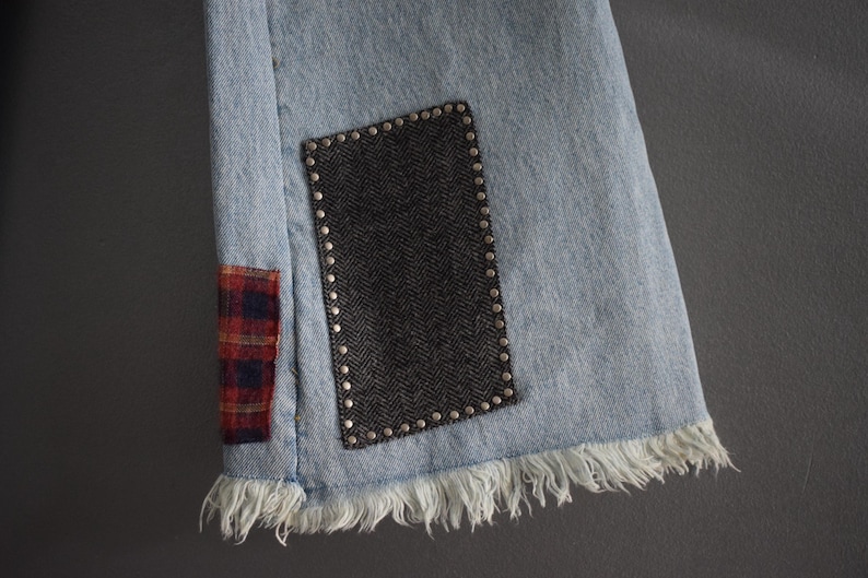 K&ouml;nnte beinhalten: Ein Set aus drei Keramikbechern mit einer gesprenkelten, cremefarbenen Glasur. Jeder Becher hat ein anderes handgemaltes Design: ein blaues und gr&uuml;nes Blatt, eine gelbe Blume und eine rote Beere. Die Becher haben eine einfache, abgerundete Form und einen bequemen Griff.