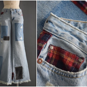 Peut inclure: Jean bleu clair avec une coupe évasée et un design patchwork. Des patchs de différents denims bleus et de simili cuir noir sont cousus sur le jean. Les poches sont doublées de tissu à carreaux rouge et noir.