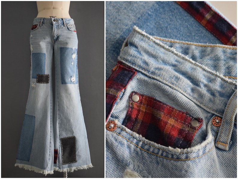 K&ouml;nnte beinhalten: Hellblaue Jeans mit weitem Bein und Patchwork-Design. Auf der Jeans sind Flicken aus verschiedenen blauen Jeansstoffen und schwarzem Lederimitat aufgen&auml;ht. Die Taschen sind mit rot-schwarz kariertem Stoff gef&uuml;ttert.