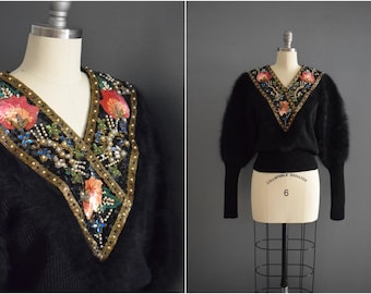 Vintage 1980er Perlen und Pailletten Verzierter Angora Mix Pullover mit Mutton Ärmeln | 80er Jahre Schwarzer Puffärmel Pullover | Mehrfarbiges Blumenmuster | S-M