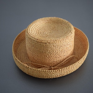 Vintage 1990s Woven Natural Straw Hat | 90s Straw Market Hat | Women&#39;s Garden Sun Hat | Raffia Hat with Bow