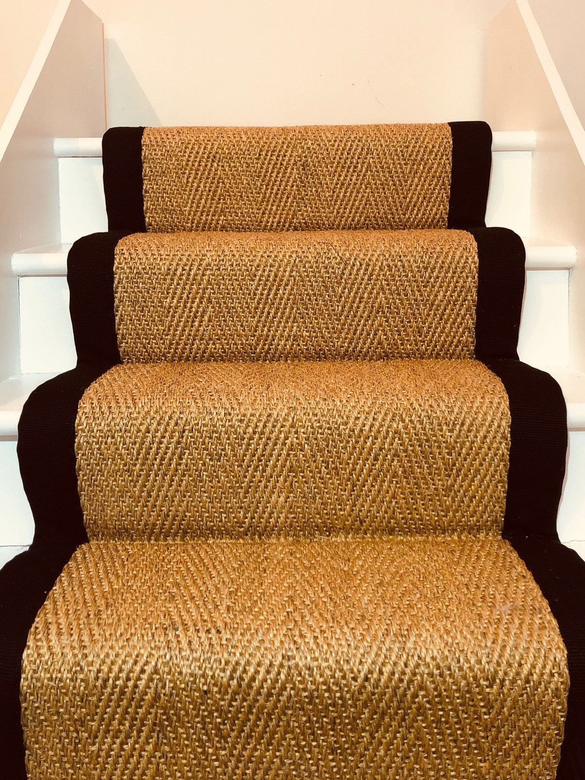 Coureur d'escalier à Chevrons en Sisal Naturel avec Ruban Adhésif Noir ou Beige