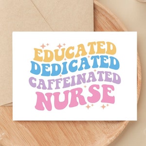 Cartão de enfermeira dedicada e educada com cafeína - Cartão engraçado para estudante de enfermagem - Cartão de formatura da escola de enfermagem - Cartão de presente exclusivo para enfermeira Cartão de presente