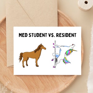 Cartão de meme engraçado de estudante de medicina vs. residente - presente de formatura da faculdade de medicina - cartão de novo médico residente para PGY1 - cartão de humor da realidade do estudante de medicina