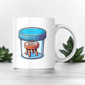 Può includere: Tazza in ceramica bianca con un'illustrazione di cartone animato blu e bianca di uno sgabello all'interno di un contenitore trasparente etichettato "Campione di feci".