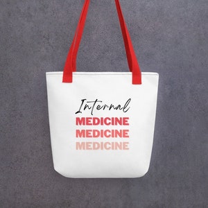 Könnte beinhalten: Weiße Einkaufstasche mit roten Henkeln und dem Text "Internal Medicine", der dreimal in einem Farbverlauf von Rosa und Rot wiederholt wird.