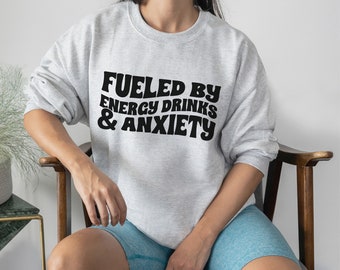 Sudadera "Alimentado por bebidas energéticas y ansiedad" – Un regalo divertido sobre salud mental