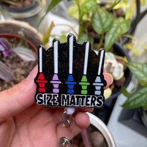Size Matters Lustiges Ausweis-Reel für Doktoren, Krankenschwestern, Premeds, PA, EPs - Lustiges medizinisches Humor-Harz-Abzeichen-Reel-Geschenk für Beschäftigte im Etikett