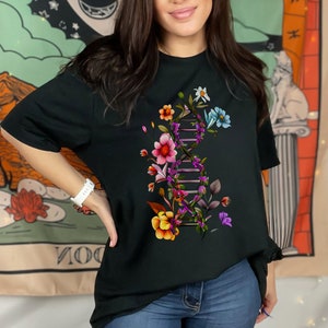 Floral DNA Biochemistry T-Shirt Gift for Her - DNA Double Helix Graphic Shirt for Biochem Major, Premed, Grad Student Tee Shirt Gift