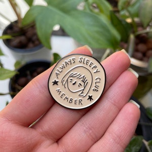 Immer Sleepy Club Mitglied Pin - lustige Emaille Pin - Abzeichen für Studenten, Ärzte, Krankenschwestern - Scrub Cap Revers Pin - Gesundheitswesen Pin Geschenke für Sie