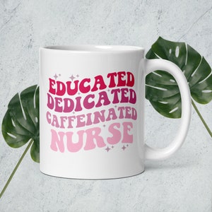 Caneca de enfermeira com cafeína dedicada e educada - Caneca engraçada para estudante de enfermagem - Caneca de graduação em escola de enfermagem - Presente de cartão exclusivo para caneca de enfermeira