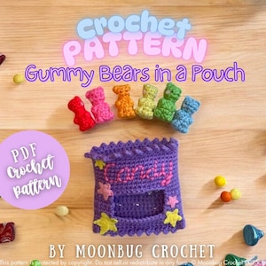 Op de afbeelding: Een haakpatroon voor "Gummy Bears in a Pouch". De afbeelding toont een paars zakje met het woord "Candy" en sterren, evenals kleurrijke gehaakte gummyberen. De tekst "PDF Crochet pattern" is ook zichtbaar.
