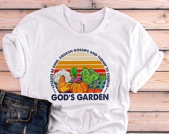 Può includere: Maglietta bianca con una grafica vintage di verdure e il testo "Lettuce be kind, squash gossips and turnip to church - God's Garden".