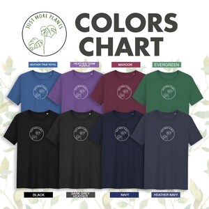 Peut inclure: Un nuancier de t-shirts de diff&eacute;rentes couleurs, dont le bleu, le violet, le bordeaux et le vert. Chaque chemise porte un logo circulaire blanc avec le texte "JUST MORE PLANTS" et une illustration de plante. Le nuancier comprend &eacute;galement des chemises noires, gris fonc&eacute;, marine et bleu marine chin&eacute;.