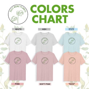 Peut inclure: Un nuancier pr&eacute;sente six t-shirts de diff&eacute;rentes couleurs : blanc, gris clair, bleu glacier chin&eacute;, rose, rose clair et p&ecirc;che chin&eacute;. Chaque t-shirt arbore un logo circulaire avec le texte "Just More Plants" et une illustration de plante.