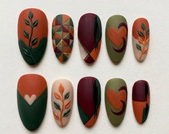Handgemachte künstliche Fingernägel | Mattes Herbstmotiv | 3D-Blätter, geometrisches Mosaik in Erdtönen, abstrakte Herzen & warmes Karomuster