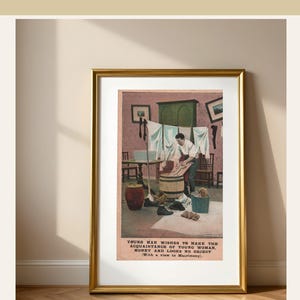Könnte beinhalten: Ein gerahmter Vintage-Druck mit einem goldenen Rahmen. Der Druck zeigt einen Mann, der in einem Raum mit einer rosa Wand Wäsche wäscht. Der Text unten lautet: "YOUNG MAN WISHES TO MAKE THE ACQUAINTANCE OF YOUNG WOMAN, MONEY AND LOOKS NO OBJECT (With a view to Matrimony)."
