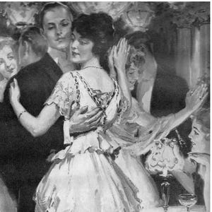 Op de afbeelding: Zwart-wit illustratie van een vintage balzaalscène. Een vrouw in een gelaagde jurk danst met een man in een pak. Andere paren zijn zichtbaar op de achtergrond, met tekst uit een boek op de voorgrond.