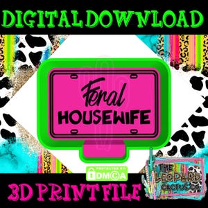 Peut inclure: Graphique de téléchargement numérique avec le texte "DIGITAL DOWNLOAD" en haut. Le design présente une plaque d'immatriculation rose avec les mots "Feral HOUSEWIFE" en noir, soulignés en vert. L'arrière-plan comprend un imprimé vache et léopard.