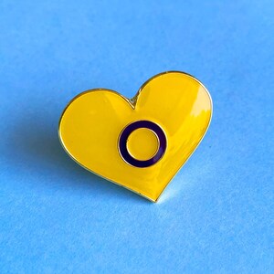 Pin de bandeira do orgulho intersexo coração | Distintivo de pino de esmalte arco-íris inclusivo gay LGBT igualdade diversidade lésbica bissexual trans assexual queer