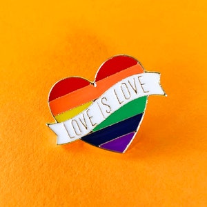 Rainbow Quote Smalto metallo Pin Badge / Love Is Love / NHS Lanyard / LGBT Smalto Pin / Pride Pin / Regalo per lui / Regalo per lei /