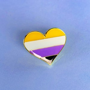 Spilla in metallo smaltata a forma di cuore non binario / Spilla smaltata LGBT queer non binaria / Spilla dell&#39;orgoglio / Regalo per lui / Regalo per lei / Regalo per loro
