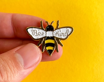 Biene Kind Emaille Pin | Schlüsselband Pin | Geschenk für sie | Geschenk für Ihn | Geschenk | Anhänger | Andenken | Hummel | Rettet Die Bienen