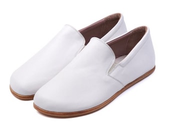 Scarpe a piedi nudi fatte a mano in pelle bianca: scarpe larghe yemenite slip-on
