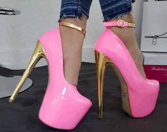Zapatos de tacón de aguja con plataforma rosa y detalles dorados para la noche