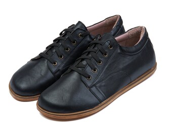 Tênis feminino de couro preto descalço: sapatos largos com cadarço