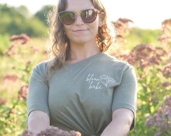 Bloom Babe Crewneck T-shirt / Inspirational Wildflower Tee / Good Vibes Flower Top / Sentimental Birthday Gift For Her / Mompreneur