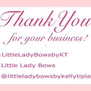 Może przedstawiać: Dziękujemy za zakupy!  R&oacute;żowo-biała grafika z tekstem "Dziękujemy za zakupy!" i linkami do stron Etsy, Facebook i Instagram Little Lady Bows by KT.