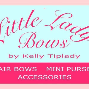 Może przedstawiać: R&oacute;żowo-niebieskie logo firmy "Little Lady Bows" autorstwa Kelly Tiplady. Logo zawiera ozdobną czcionkę i tekst "Hair Bows, Mini Purses, Accessories".