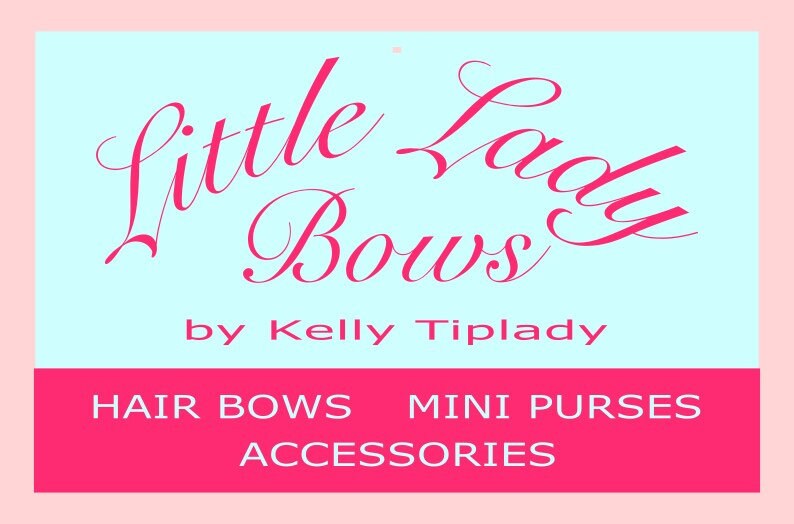Może przedstawiać: R&oacute;żowo-niebieskie logo firmy "Little Lady Bows" autorstwa Kelly Tiplady. Logo zawiera ozdobną czcionkę i tekst "Hair Bows, Mini Purses, Accessories".