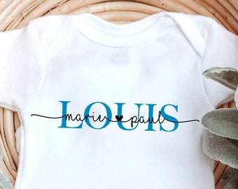 Babybody Personalisiert mit Aufdruck in Blau für Jungen mit dem Namen der Eltern. Perfektes Geschenk zur Geburt oder Babyshower