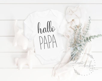 Baby Body "Hallo Papa", Geschenk zur Geburt oder als Vatertagsgeschenk aus Bio Baumwolle als Langarmbody & Kurzarmbody