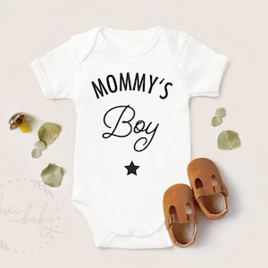Baby Body Mommy’s Boy, Geschenk zur Geburt, Muttertag & Babyshower, Babybody Junge, Süßes Baby Geschenk für Mama, auch als Bügelbild