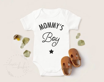Baby Body "Mommy's Boy", Geschenk zur Geburt für Mama, Mutter eines Jungen, Babybody zum Muttertag oder für Babyshower & Fotoshooting