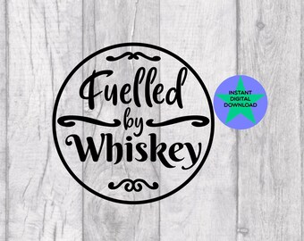 Könnte beinhalten: Schwarz-weißes Grafikdesign mit einem Kreis und dem Text "Fuelled by Whiskey".