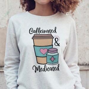 Cafeinado y medicado, Salud mental, Diseño de café de salud mental, Sublimación de camisetas, Dibujado a mano, Descarga digital, Archivo PNG 300 DPI.