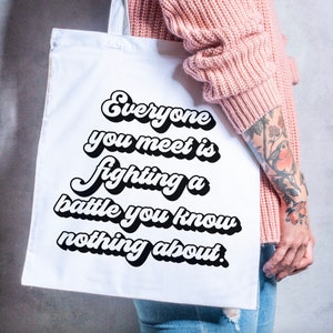 Tutti quelli che incontri stanno combattendo una battaglia che non sai nulla di Svg, Fighting A Battle Svg, Quote Gift, SVG e PNG, Licenza commerciale!