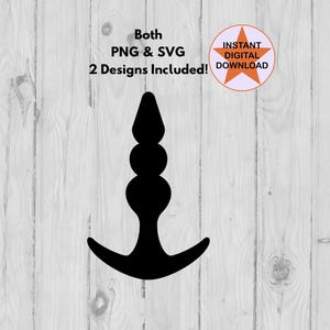 Puede incluir: Silueta negra de un enchufe con una parte superior redondeada y una base de tres puntas. La imagen está sobre un fondo de veta de madera con el texto "Both PNG & SVG 2 Designs Included!" y "Instant Digital Download" en forma de estrella.