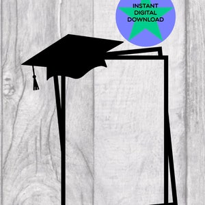 Może przedstawiać: Czarna sylwetka czapki absolwenta z chwostem, nad prostokątną ramką. Niebieskie koło z zieloną gwiazdą i napisem "INSTANT DIGITAL DOWNLOAD" znajduje się w prawym g&oacute;rnym rogu. Tło to jasne usłojenie drewna.