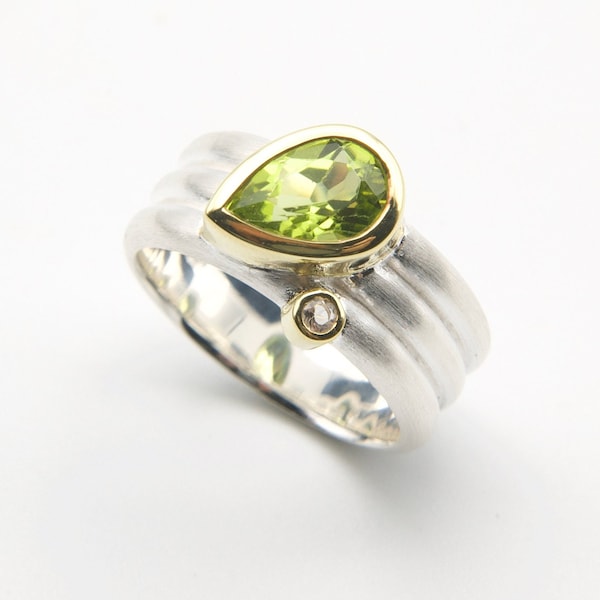 Bandring mit Peridot Tropfen und Bergkristall, Ringgröße 56