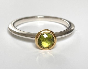 Partially gold-plated silver ring with peridot, size 55