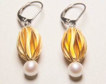 Pearl earrings with gold elements and Akoya pearls